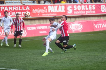 La grada del Reino de León se vuelca con su equipo de fútbol.