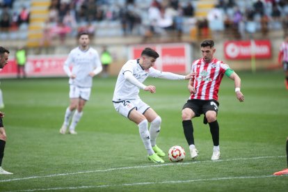 La grada del Reino de León se vuelca con su equipo de fútbol.