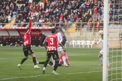 La grada del Reino de León se vuelca con su equipo de fútbol.