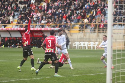 La grada del Reino de León se vuelca con su equipo de fútbol.
