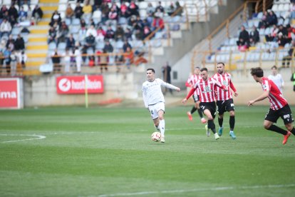 La grada del Reino de León se vuelca con su equipo de fútbol.