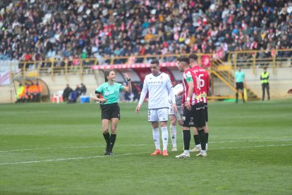 La grada del Reino de León se vuelca con su equipo de fútbol.