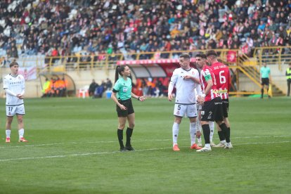 La grada del Reino de León se vuelca con su equipo de fútbol.