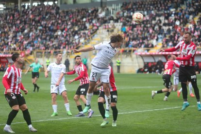 La grada del Reino de León se vuelca con su equipo de fútbol.