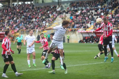La grada del Reino de León se vuelca con su equipo de fútbol.