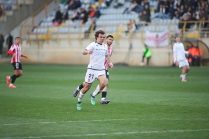 La grada del Reino de León se vuelca con su equipo de fútbol.