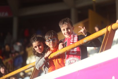 La grada del Reino de León se vuelca con su equipo de fútbol.