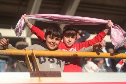 La grada del Reino de León se vuelca con su equipo de fútbol.