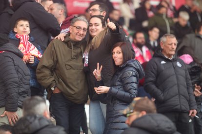 La grada del Reino de León se vuelca con su equipo de fútbol.