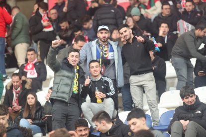 La grada del Reino de León se vuelca con su equipo de fútbol.