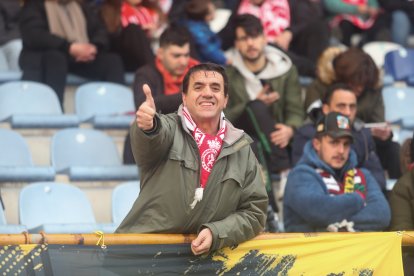 La grada del Reino de León se vuelca con su equipo de fútbol.