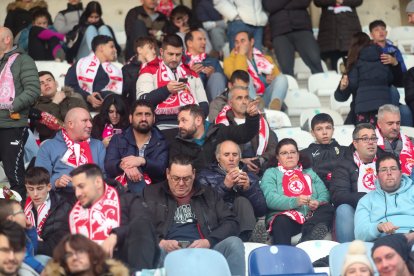 La grada del Reino de León se vuelca con su equipo de fútbol.