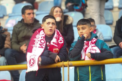 La grada del Reino de León se vuelca con su equipo de fútbol.