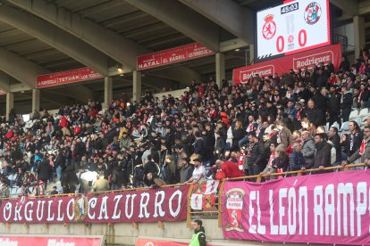 La grada del Reino de León se vuelca con su equipo de fútbol.