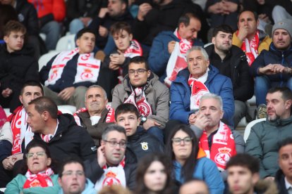 La grada del Reino de León se vuelca con su equipo de fútbol.