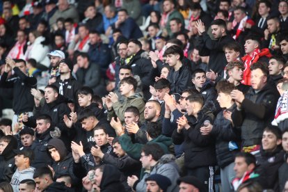 La grada del Reino de León se vuelca con su equipo de fútbol.