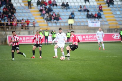 La grada del Reino de León se vuelca con su equipo de fútbol.