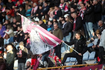La grada del Reino de León se vuelca con su equipo de fútbol.
