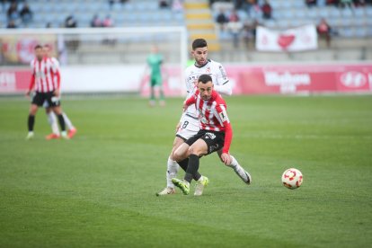 La grada del Reino de León se vuelca con su equipo de fútbol.