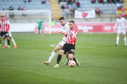 La grada del Reino de León se vuelca con su equipo de fútbol.
