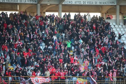 La grada del Reino de León se vuelca con su equipo de fútbol.