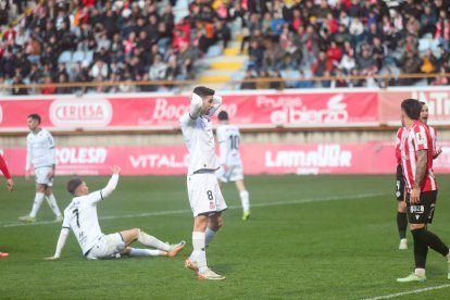 La grada del Reino de León se vuelca con su equipo de fútbol.