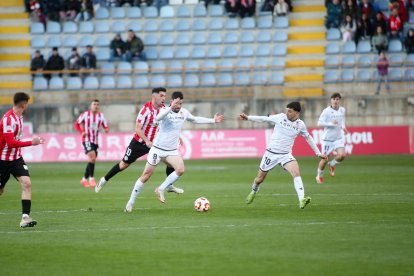La grada del Reino de León se vuelca con su equipo de fútbol.