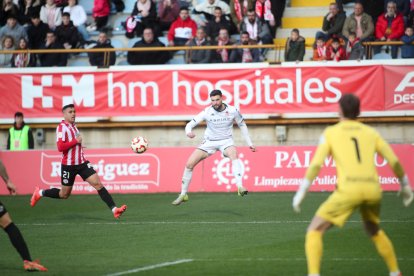 La grada del Reino de León se vuelca con su equipo de fútbol.