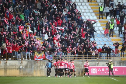 La grada del Reino de León se vuelca con su equipo de fútbol.