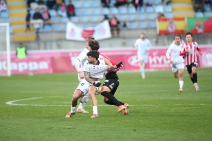 La grada del Reino de León se vuelca con su equipo de fútbol.