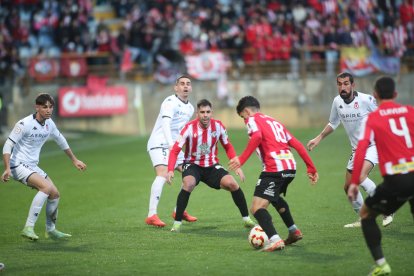 La grada del Reino de León se vuelca con su equipo de fútbol.