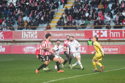 La grada del Reino de León se vuelca con su equipo de fútbol.