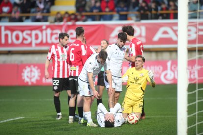 La grada del Reino de León se vuelca con su equipo de fútbol.