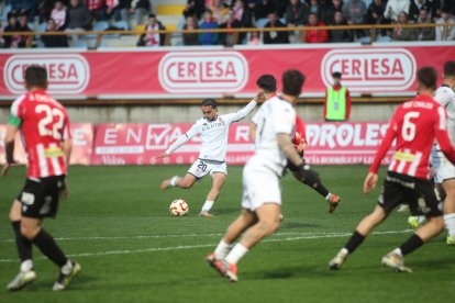 La grada del Reino de León se vuelca con su equipo de fútbol.