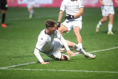 La grada del Reino de León se vuelca con su equipo de fútbol.