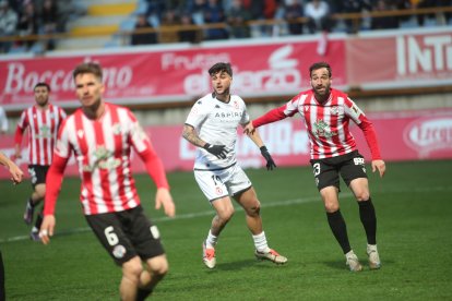 La grada del Reino de León se vuelca con su equipo de fútbol.