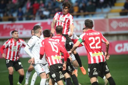 La grada del Reino de León se vuelca con su equipo de fútbol.
