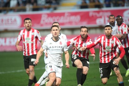 La grada del Reino de León se vuelca con su equipo de fútbol.
