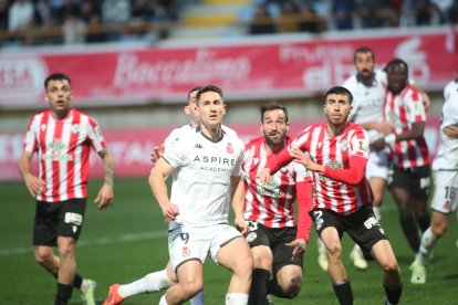 La grada del Reino de León se vuelca con su equipo de fútbol.