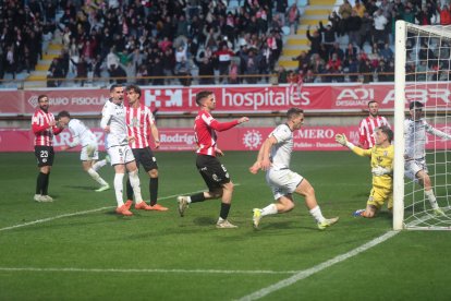 La grada del Reino de León se vuelca con su equipo de fútbol.