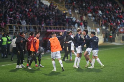 La grada del Reino de León se vuelca con su equipo de fútbol.