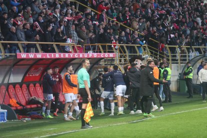La grada del Reino de León se vuelca con su equipo de fútbol.