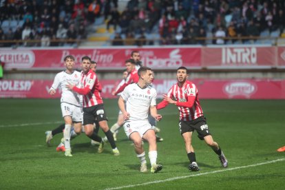 La grada del Reino de León se vuelca con su equipo de fútbol.