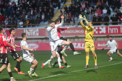 La grada del Reino de León se vuelca con su equipo de fútbol.