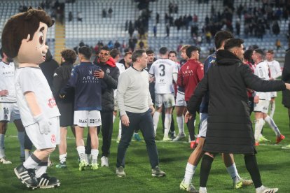 La grada del Reino de León se vuelca con su equipo de fútbol.