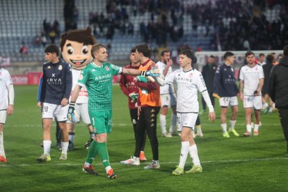 La grada del Reino de León se vuelca con su equipo de fútbol.