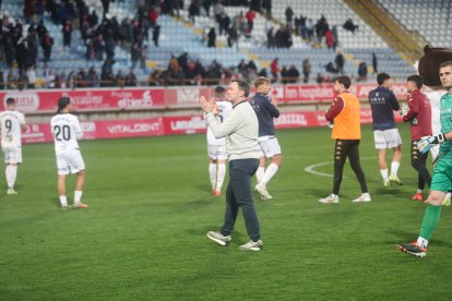 La grada del Reino de León se vuelca con su equipo de fútbol.