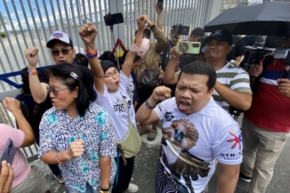 Un grupo de seguidores del expresidente filipino Rodrigo Duterte protestan por el arresto del exmandatario.
EFE/EPA/FRANCIS R. MALASIG