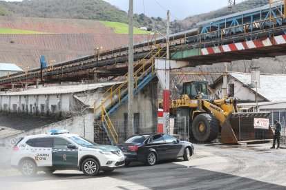Guardia Civil a la entrada de Alinos.