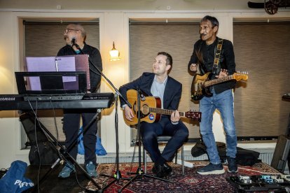 El presidente de Demokraatit, Jens-Frederik Nielsen (C), actúa durante la fiesta electoral de Demokraatit en el Café Killut en Nuuk, Groenlandia, el 11 de marzo de 2025 (emitido el 12 de marzo de 2025). EFE/EPA/Mads Claus Rasmussen DINAMARCA OUT